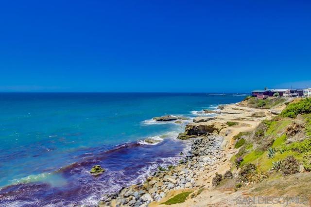 3886 Santa Cruz, San Diego CA: https://media.crmls.org/mediaz/f9505bd0-d9bc-47bf-b801-568d0bb71f03.jpg