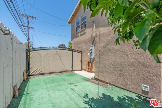 4821 Topanga Canyon Boulevard, Woodland Hills CA: https://media.crmls.org/mediaz/f950c9d4-a49c-4859-bac1-152d5c008825.jpg