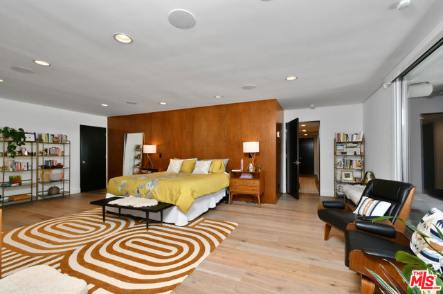 20150 Delita Drive, Woodland Hills CA: https://media.crmls.org/mediaz/f9515275-cd1d-40da-b5e0-fdf20e1f2651.jpg