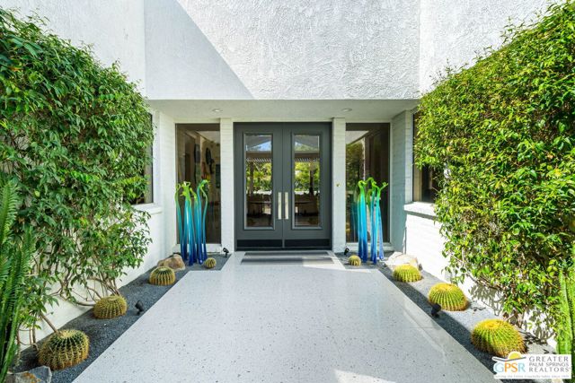 30 Mayfair Drive, Rancho Mirage CA: https://media.crmls.org/mediaz/f951776d-548c-4aad-8656-51c810a87efa.jpg