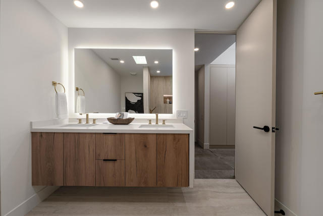 80 Lakeview Drive, Palm Springs CA: https://media.crmls.org/mediaz/f9520182-39cd-4c74-bcfa-dc7b08788784.jpg