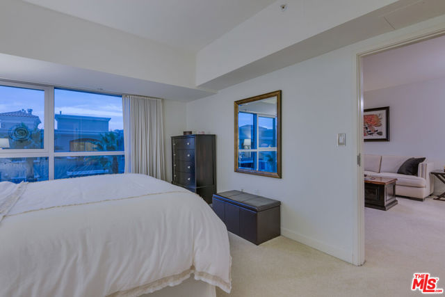 13700 MARINA POINTE Drive, Marina del Rey CA: https://media.crmls.org/mediaz/f9523124-a05f-4a82-999a-8ce754b4bd85.jpg
