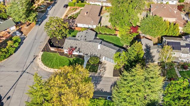 15640 Gardenia Way, Los Gatos CA: https://media.crmls.org/mediaz/f9527ed2-7b1e-4503-9437-55a35cb22bc1.jpg