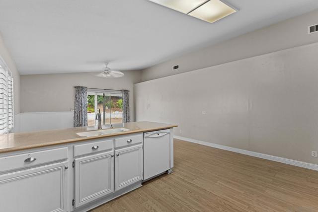 39493 Diego dr, Temecula CA: https://media.crmls.org/mediaz/f95395f0-aaf1-4999-9a62-d1ba3d89a1f3.jpg