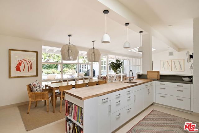3366 Mandeville Canyon Road, Los Angeles CA: https://media.crmls.org/mediaz/f9539b66-4538-4e6f-ab3c-95f0ab96e2e5.jpg