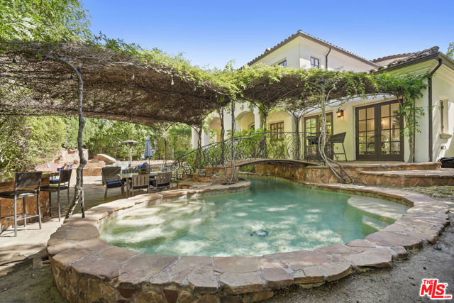 18414 Corazon Circle, Tarzana CA: https://media.crmls.org/mediaz/f953abe3-0699-46dd-be6e-aa39c566e6ca.jpg