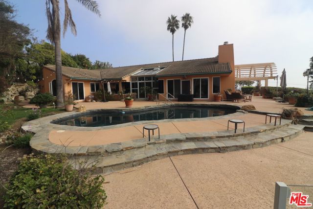 20776 Big Rock Drive, Malibu CA: https://media.crmls.org/mediaz/f9558777-1f74-4e0a-9bde-71b2d233bd11.jpg