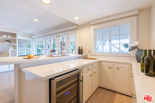 16331 Tudor Drive, Encino CA: https://media.crmls.org/mediaz/f9561b81-a141-4597-bbf2-cf287bc4cd04.jpg