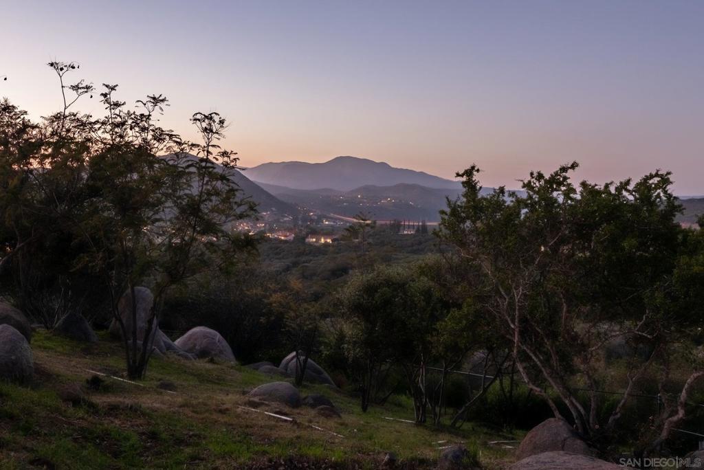 https://media.crmls.org/mediaz/f9587c05-ccc4-4199-82d6-ac21b6739ea7.jpg?preset=X-Large