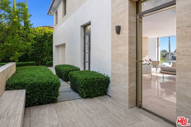 623 Alma Real Drive, Pacific Palisades CA: https://media.crmls.org/mediaz/f95a571c-29ff-438d-b0b2-c843d832bcb9.jpg