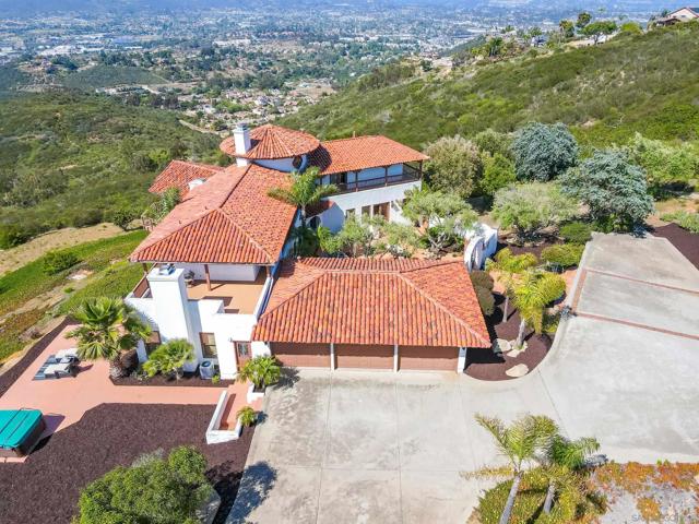 859 Cocos Dr, San Marcos CA: https://media.crmls.org/mediaz/f95a6952-6a15-4cb5-93b9-5904e8f4b321.jpg