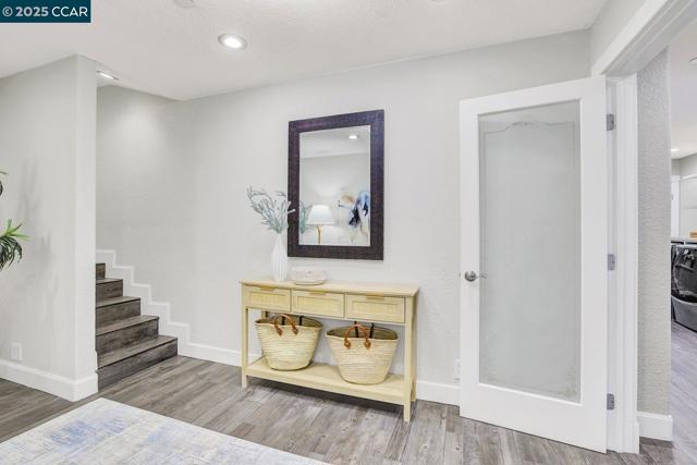 24 Crest Ct, Alamo CA: https://media.crmls.org/mediaz/f95b10bf-e25e-417e-a238-02cec315fc70.jpg