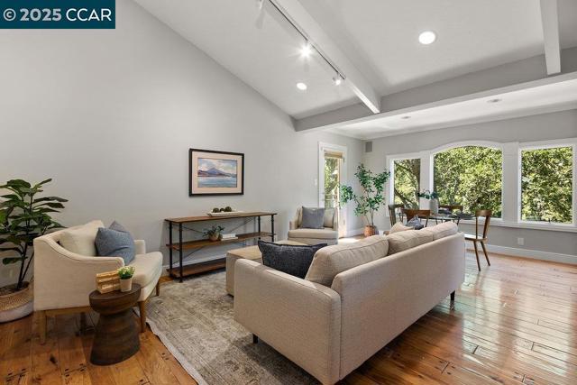 3949 Canyon Dr, Lafayette CA: https://media.crmls.org/mediaz/f95bba24-9daf-4a67-9928-56bb9f6f0ec8.jpg