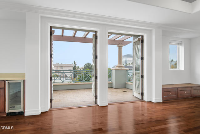 Detail Gallery Image 3 of 45 For 11961 Darlington Ave #3,  Los Angeles,  CA 90049 - 4 Beds | 3 Baths