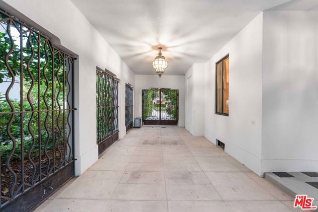 191 Hudson Avenue, Los Angeles, California 90004, 5 Bedrooms Bedrooms, ,6 BathroomsBathrooms,Single Family Residence,For Sale,Hudson,24403947