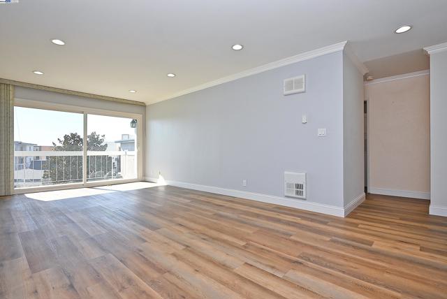 950 Shorepoint Ct, Alameda CA: https://media.crmls.org/mediaz/f95d4543-8d68-453d-9f56-fc890d3e2cd9.jpg