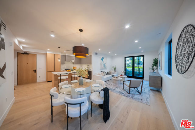 10352 Riverside Drive, Toluca Lake CA: https://media.crmls.org/mediaz/f95f1ad7-8a5e-4080-b298-41f69a3a7cd6.jpg