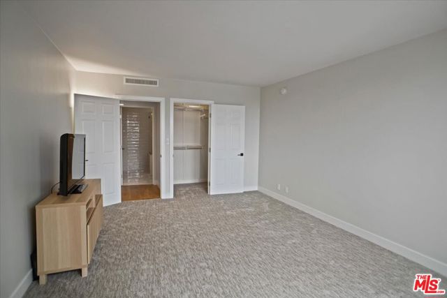 865 Comstock Avenue, Los Angeles CA: https://media.crmls.org/mediaz/f95fe515-6824-400b-bac3-8f21f58e8077.jpg