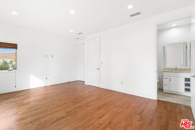 4510 Tyrone Avenue, Sherman Oaks CA: https://media.crmls.org/mediaz/f9602255-25bb-4a6f-84a4-83c201c22a51.jpg