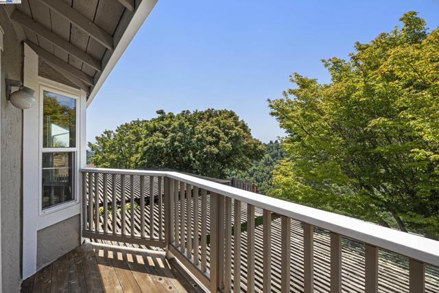 6408 Boone Dr, Castro Valley CA: https://media.crmls.org/mediaz/f9609847-b6af-474e-89ec-164d74e32b33.jpg