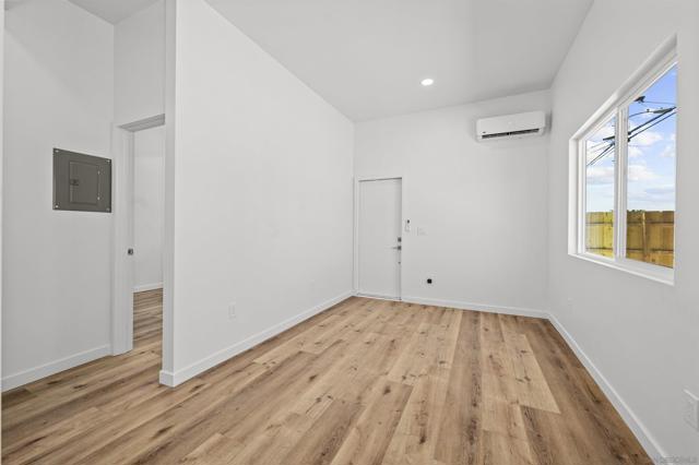6979 81 Amherst, San Diego CA: https://media.crmls.org/mediaz/f9614ab3-9118-419d-8b41-b968ad7b954e.jpg