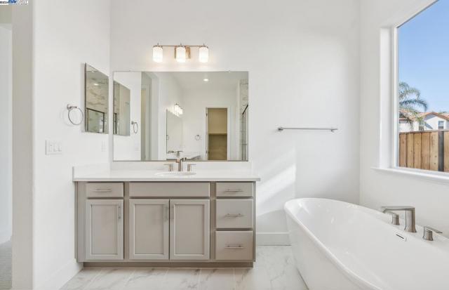 1137 Bradbury Dr, Discovery Bay CA: https://media.crmls.org/mediaz/f961befb-1774-46f2-92b8-49a434ebb0a9.jpg