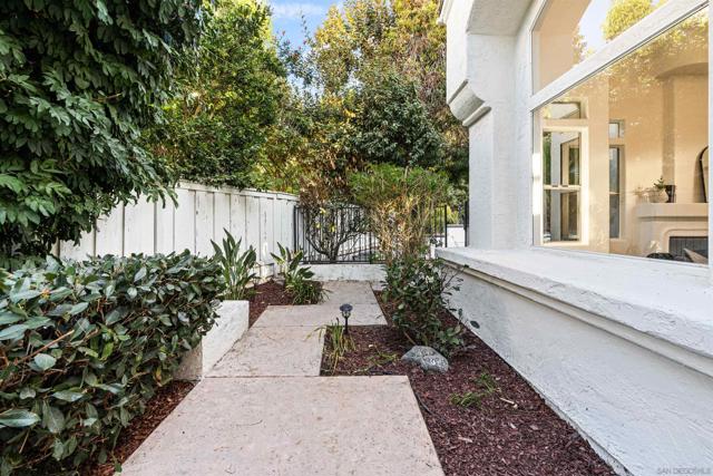 4943 Marin Dr, Oceanside CA: https://media.crmls.org/mediaz/f962cf47-fb1e-4b0c-95f0-8127a1e125c7.jpg
