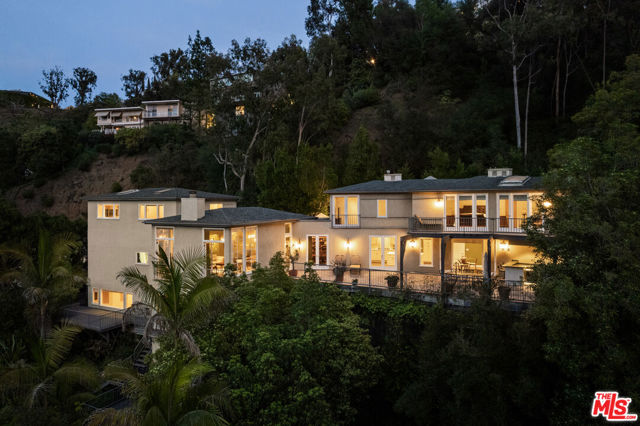 9430 Readcrest Drive, Beverly Hills CA: https://media.crmls.org/mediaz/f963b407-2fcb-427c-acb3-7e0c45dc6aa0.jpg