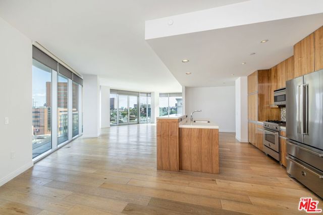 8500 Burton Way, Los Angeles CA: https://media.crmls.org/mediaz/f9647879-568a-4faf-9bdd-8d0c277243b6.jpg