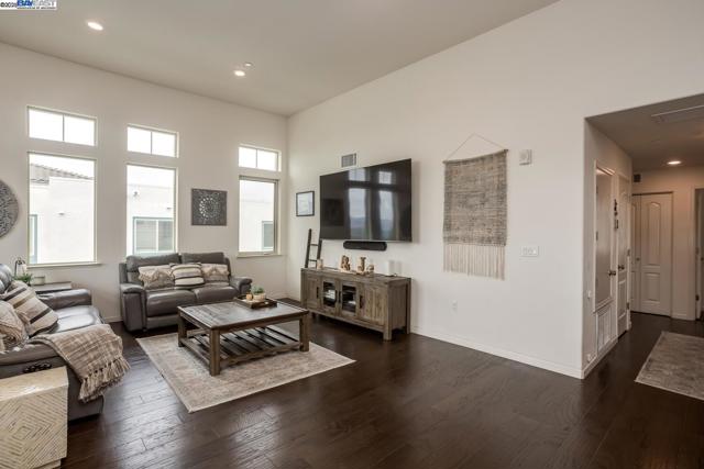 3077 Valley Of Hearts Del Pl, San Jose CA: https://media.crmls.org/mediaz/f9649ff5-663d-4cb2-b94b-596dfff385f4.jpg