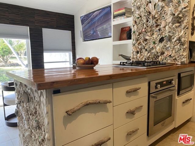 1 Papaya Road,  CA: https://media.crmls.org/mediaz/f964db57-028d-41e1-b45b-0562b3ab109b.jpg
