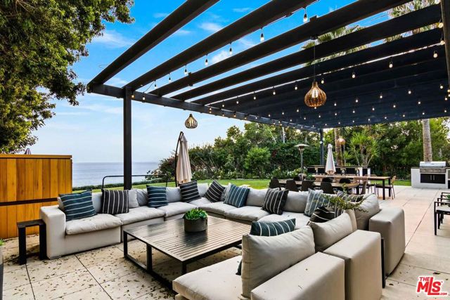 27120 Sea Vista Drive, Malibu CA: https://media.crmls.org/mediaz/f964de38-5c2b-45a6-9ee6-f68af8c787b1.jpg