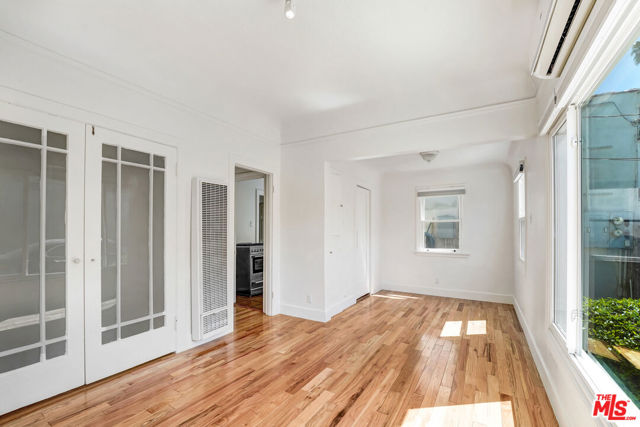 3370 Hamilton Way, Los Angeles CA: https://media.crmls.org/mediaz/f96702d7-f59e-4712-a685-b7f796572814.jpg