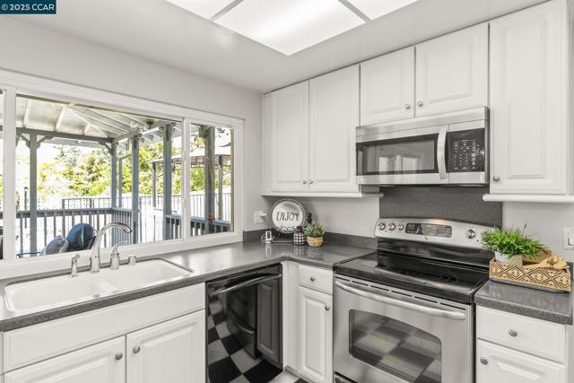 245 Parkview Ter, Vallejo CA: https://media.crmls.org/mediaz/f96748e4-d290-4985-b1a6-c73feedf7a28.jpg