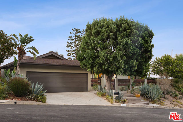 3235 Steven Drive, Encino CA: https://media.crmls.org/mediaz/f96839bd-134f-4498-bd4e-50d4e4ddb923.jpg