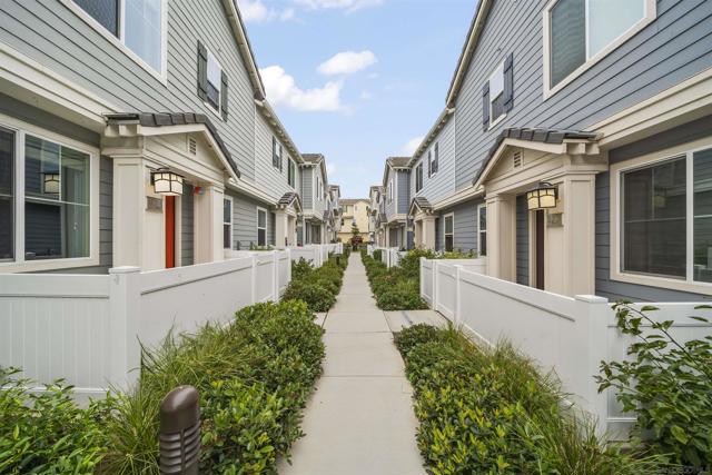 524 Surfbird Lane, Imperial Beach CA: https://media.crmls.org/mediaz/f9684343-ba13-4805-a6b1-f4d2deedbf7d.jpg
