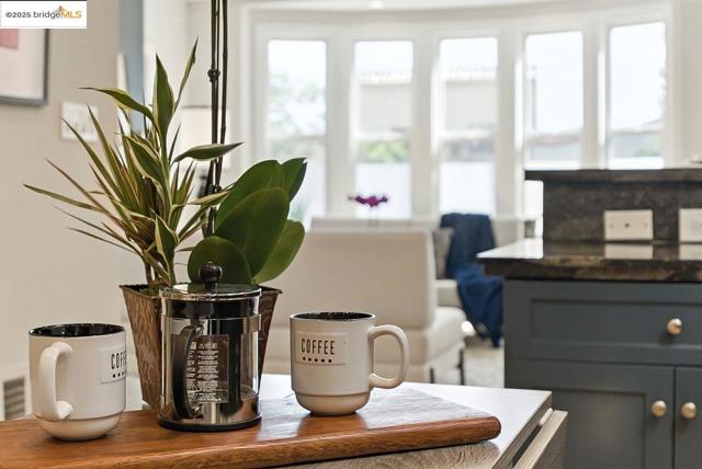 280 Monterey Blvd., San Francisco CA: https://media.crmls.org/mediaz/f96877cf-e9f7-4bd3-ac3a-666e7161aa2e.jpg