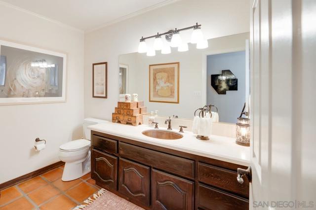 11 Country Glen Rd, Fallbrook CA: https://media.crmls.org/mediaz/f9687c07-88c5-4c4e-9d4d-78f9726596ab.jpg