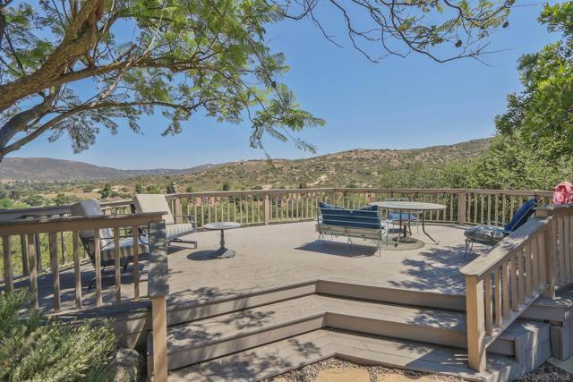 15549 Vista Vicente Dr, Ramona CA: https://media.crmls.org/mediaz/f969455d-4c4d-464d-81bb-a324f3ad7c12.jpg