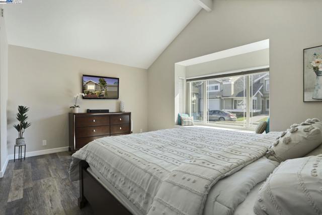 10034 Foxboro Cir, San Ramon CA: https://media.crmls.org/mediaz/f9697a44-d6c6-4a32-94b7-6ea664bb571b.jpg