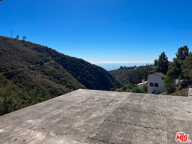 26565 Ocean View Drive, Malibu CA: https://media.crmls.org/mediaz/f9699ca3-a096-4b99-aacb-f7dd8dcf44c6.jpg