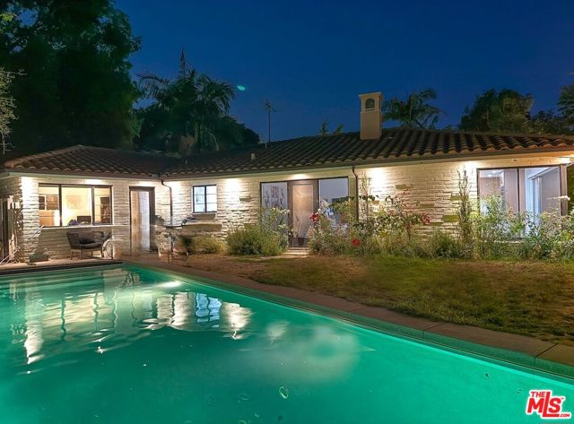 4108 Valley Vista Court, Sherman Oaks CA: https://media.crmls.org/mediaz/f96a36df-eadc-40fe-9246-39fed54c9ef8.jpg