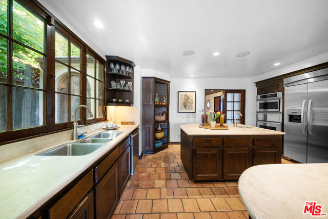 6615 Emmet Terrace, Los Angeles CA: https://media.crmls.org/mediaz/f96a4e6c-066b-4997-9d55-9e67c015c51a.jpg