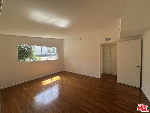 1555 San Ysidro Drive, Beverly Hills CA: https://media.crmls.org/mediaz/f96a86b6-8ee3-4b87-a226-c86b68fbb259.jpg
