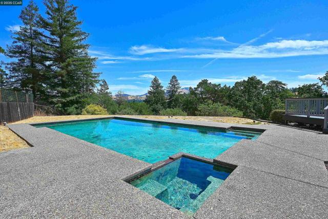 36 Candlewood Place, Walnut Creek CA: https://media.crmls.org/mediaz/f96af8bc-c546-416e-80e9-63e83bc626f8.jpg
