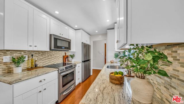 1130 9th Street, Santa Monica CA: https://media.crmls.org/mediaz/f96cdb27-1512-45dd-88d7-cff91554061a.jpg