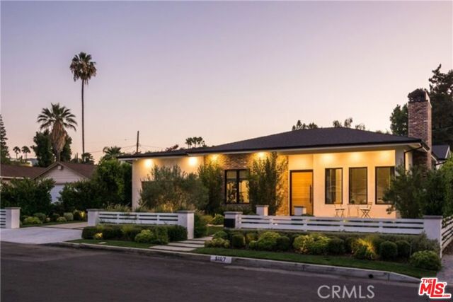 5107 Gaynor Avenue, Encino CA: https://media.crmls.org/mediaz/f96e0a55-13e8-46cc-9d2e-c92ca5d06538.jpg
