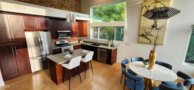 Detail Gallery Image 6 of 33 For 475 Rustic Dr, Los Angeles,  CA 90065 - 3 Beds | 3/1 Baths