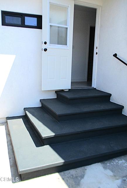 1121 La Puerta Street, Los Angeles CA: https://media.crmls.org/mediaz/f96f71c5-93c0-4138-b8e9-d2363098ecf0.jpg