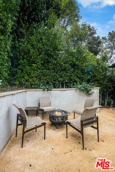 13378 Contour Drive, Sherman Oaks CA: https://media.crmls.org/mediaz/f97063fb-ccc1-449c-bfea-e5b7addf2818.jpg